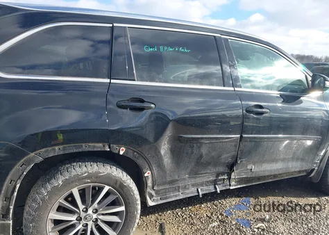 2018 Toyota Highlander Xle z USA, uszkodzony, nr VIN 5TDJZRFH0JS836885